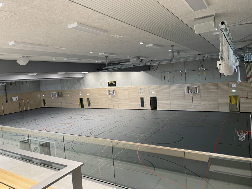 Blick in die 3-fach Turnhalle des neuen TMG