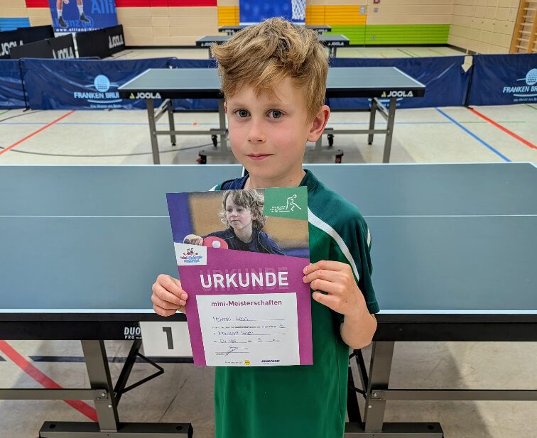 Leon mit Urkunde beim Finale der bayerischen Mini-Meisterschaften 2025